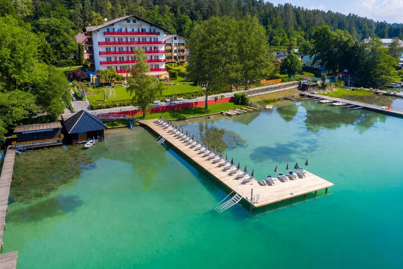 Barrierefreies Familienstrandhotel Orchidee mit hauseigenem Badesteg mit Wasserlift und Liegewiese mit Kinderspielplatz