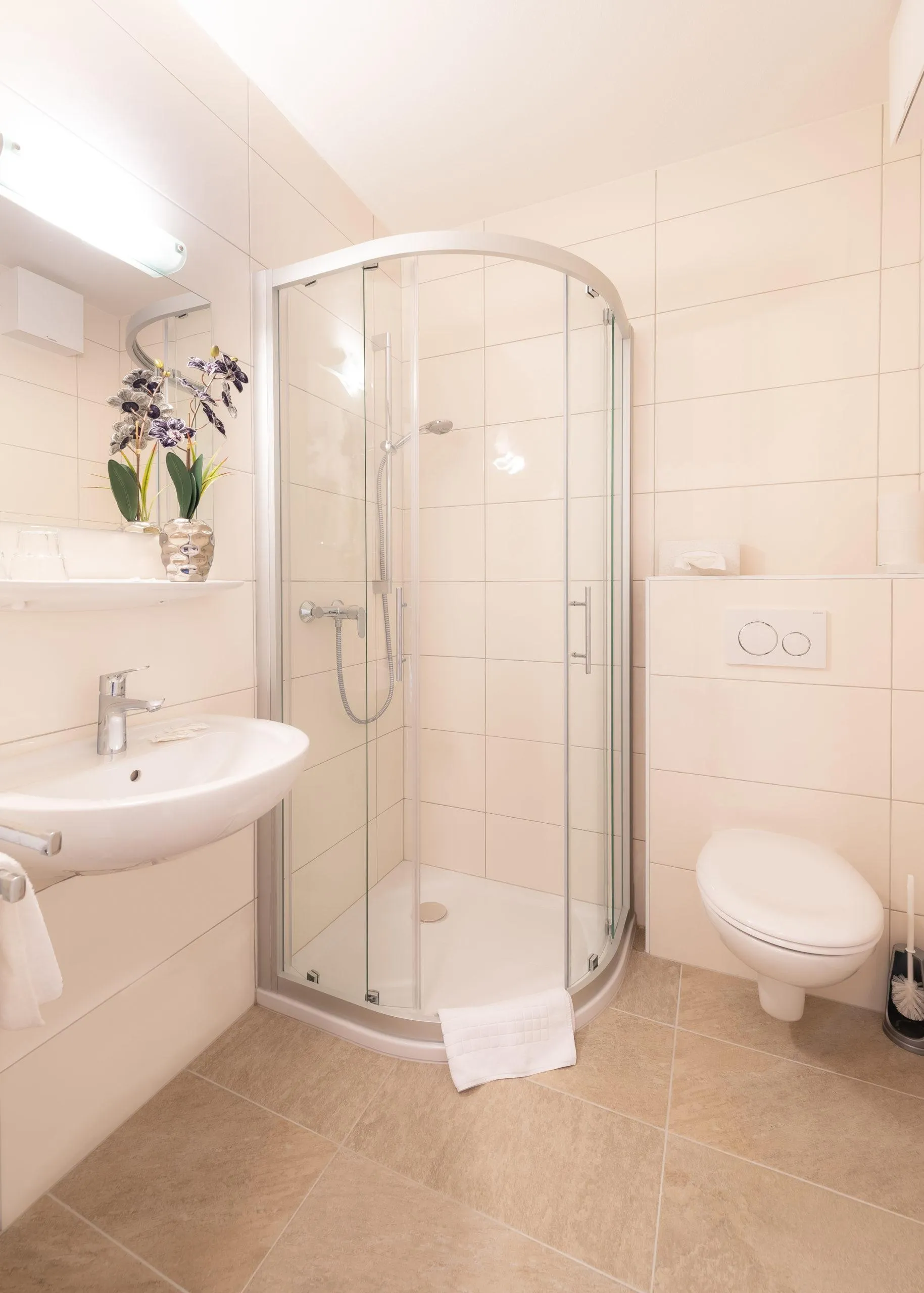 Bad mit Dusche im barrierefreien Strandhotel Orchidee direkt am Klopeiner See Südkärnten