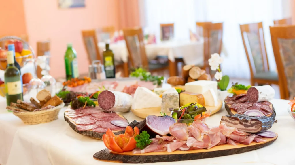 Frühstücksbuffet mit hauseigenen Köstlichkeiten im barrierefreien Strandhotel Orchidee am Klopeiner See Kärnten