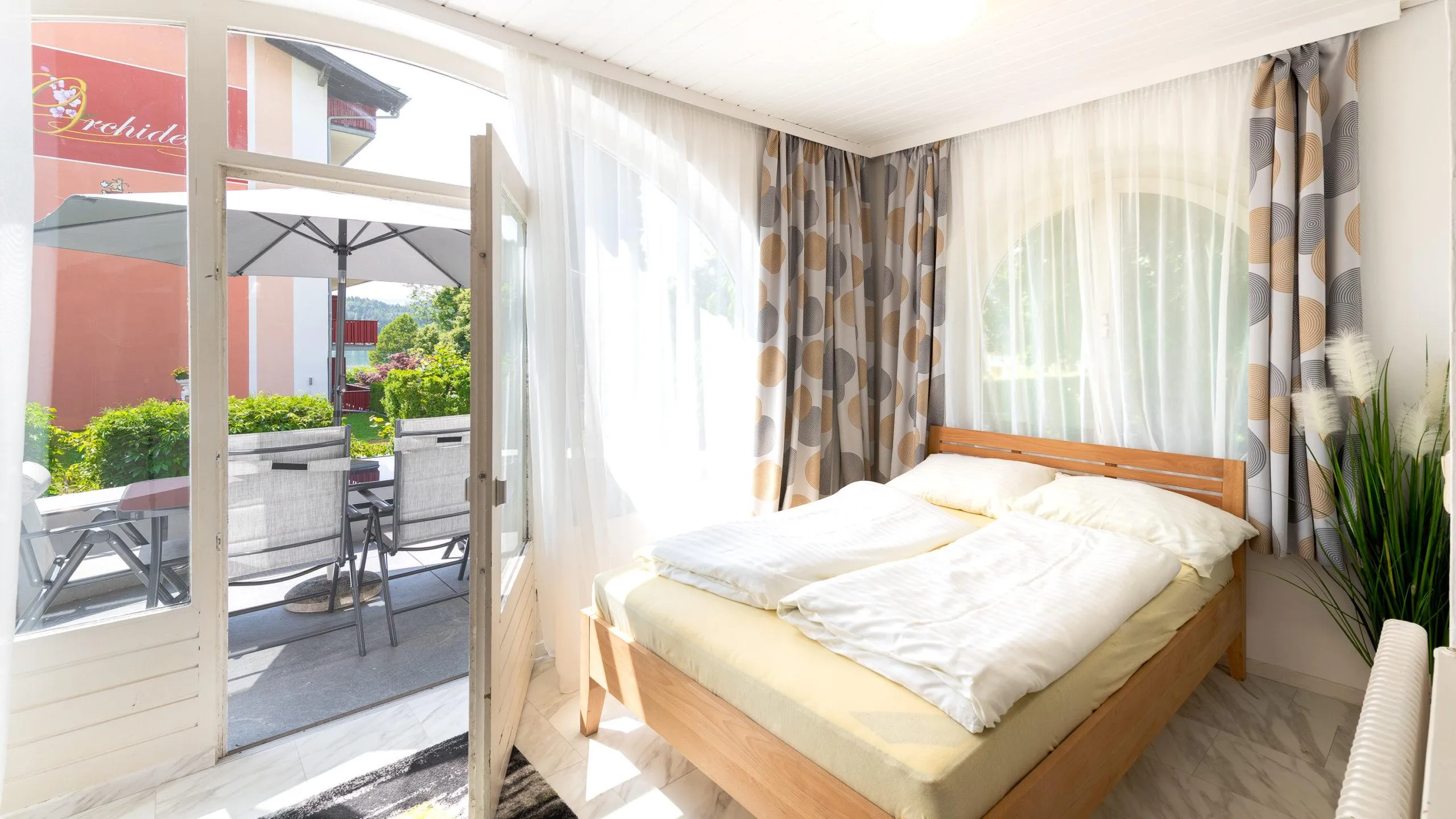 Barrierefreie Ferienwohnung Parkvilla des Strandhotel Orchidee am Klopeiner See Kärnten.