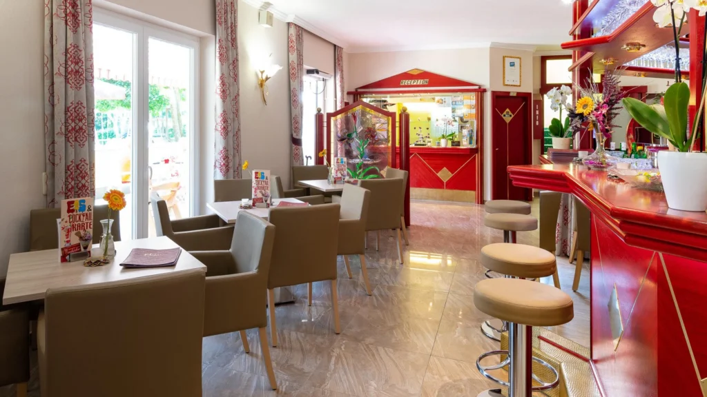 Rezeption und Barbereich des barrierefreien Familien-Strandhotel der Inklusion Orchidee am Klopeiner See Kärnten