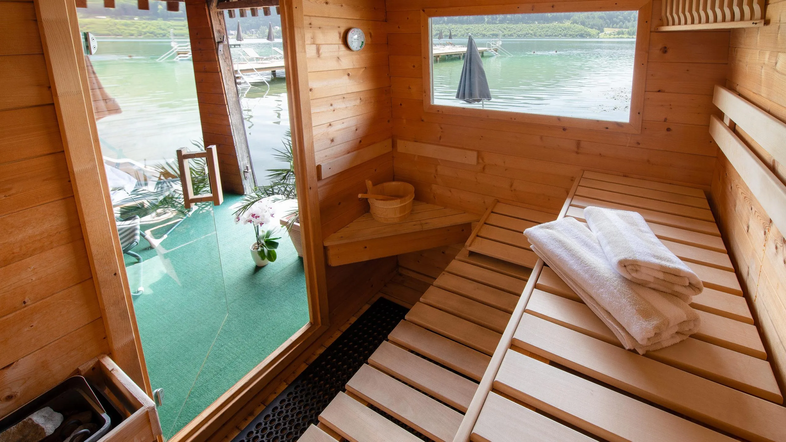 Seesauna mit Panoramablick und direktem Seezugang am hauseigenen Badestrand mit Wasserlift unseres barrierefreien Strandhotel Orchidee am Klopeiner See Südkärnten