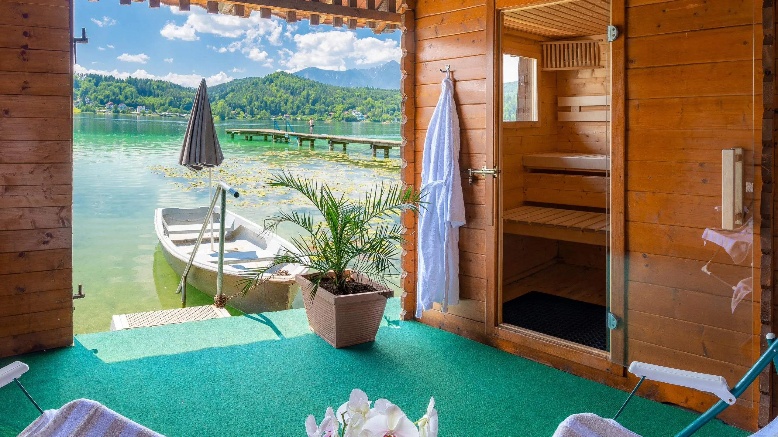 Seesauna mit Panoramablick und direktem Seezugang am hauseigenen Badestrand mit Wasserlift unseres barrierefreien Strandhotel Orchidee am Klopeiner See Südkärnten