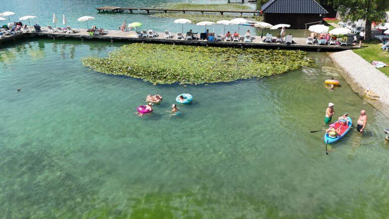 Flach verlaufender Badestrand mit Wasserlift im barrierefreien Familien-Strandhotel der Inklusion Orchidee am Klopeiner See Südkärnten