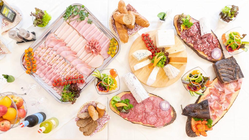 Frühstücksbuffet mit Kärntner Köstlichkeiten aus der Region und aus eigener Erzeugung im barrierefreien Strandhotel Orchidee am Klopeinersee Südkärnten