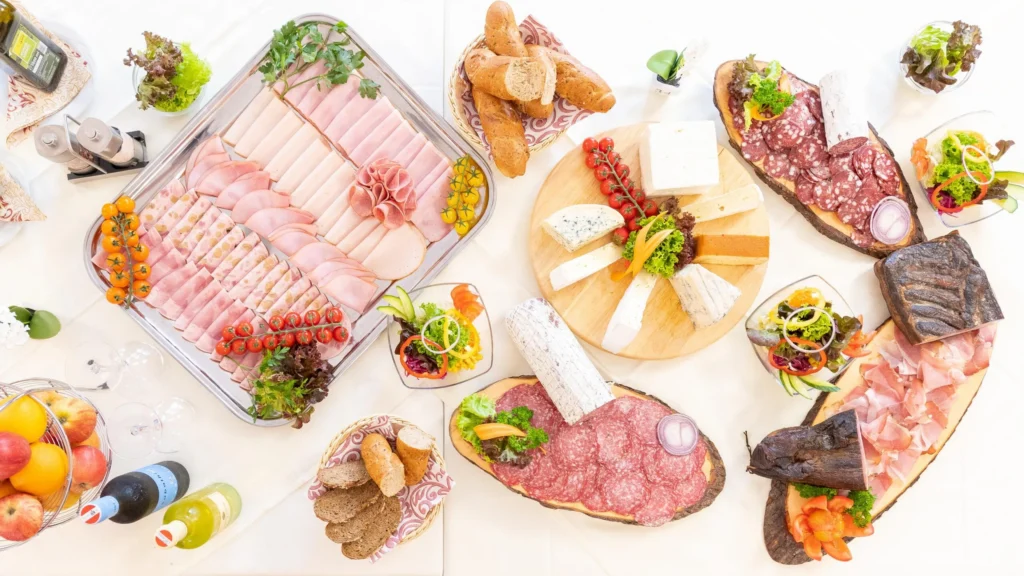 Frühstücksbuffet mit Kärntner Köstlichkeiten aus der Region und aus eigener Erzeugung im barrierefreien Strandhotel Orchidee am Klopeinersee Südkärnten