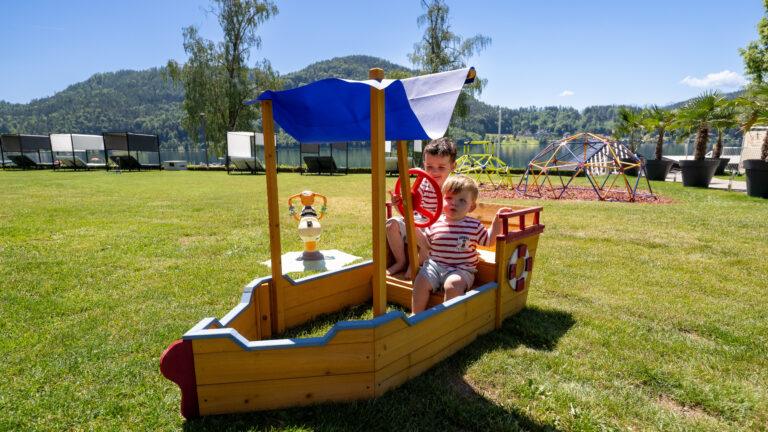 Kinderspielplatz am See und Badestrand des Familien-Strandhotel Orchidee am Klopeiner See