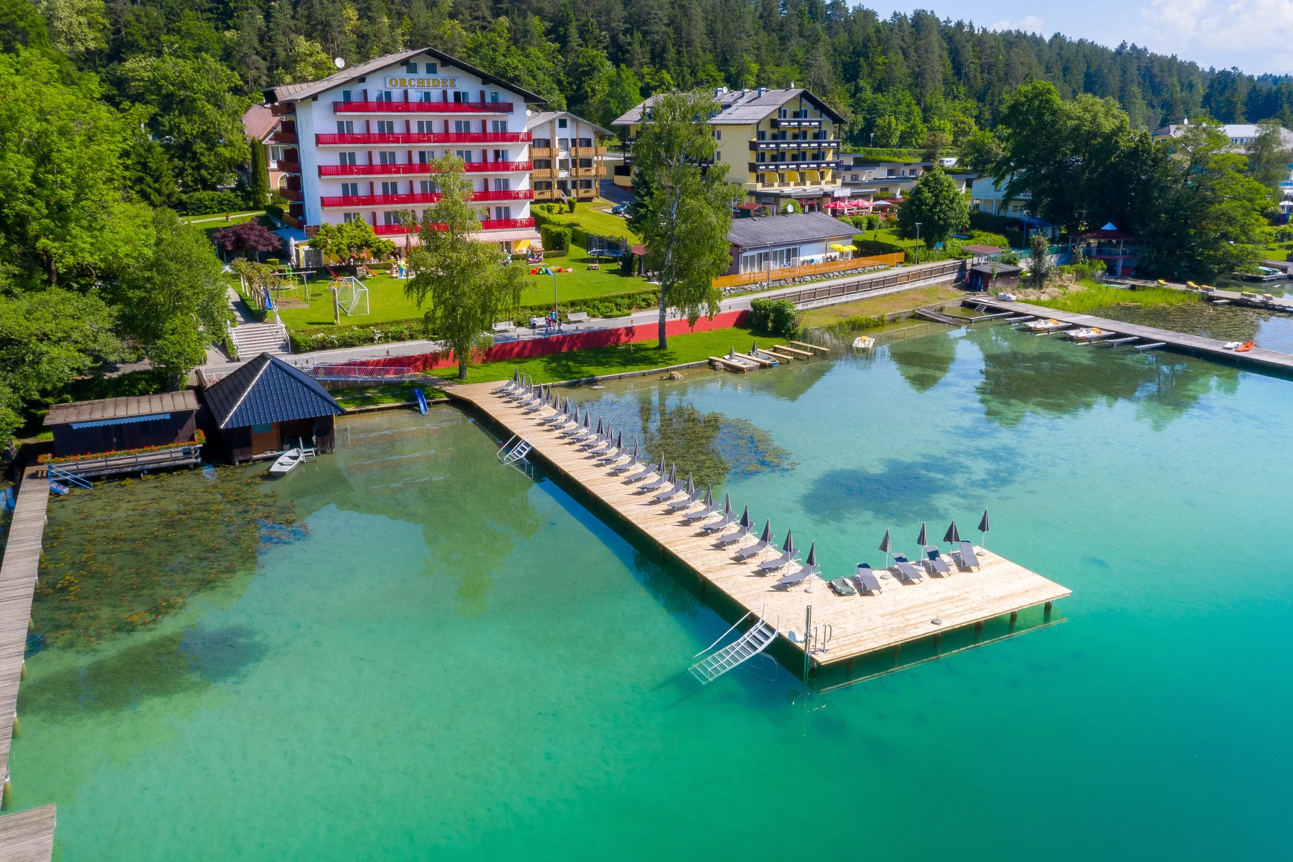 Barrierefreies Familienstrandhotel Orchidee mit hauseigenem Badesteg mit Wasserlift und Liegewiese mit Kinderspielplatz