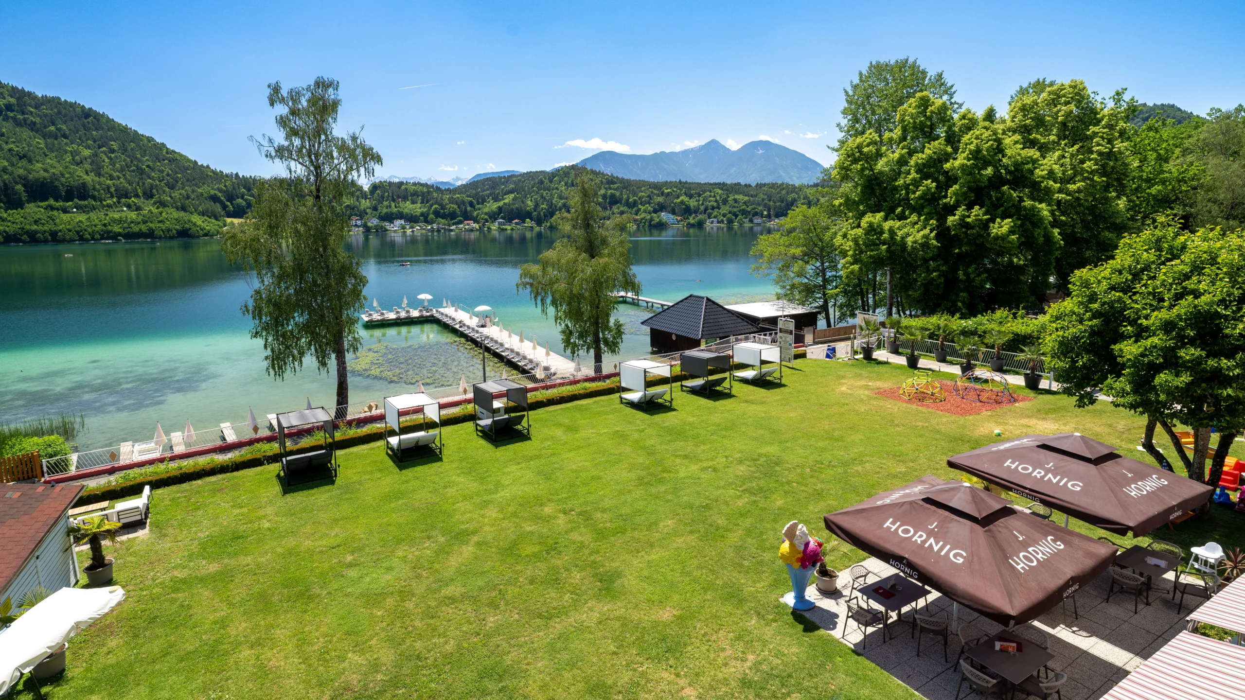 Blick vom Balkon des barrierefreien Strandhotel Orchidee über den Klopeiner See
