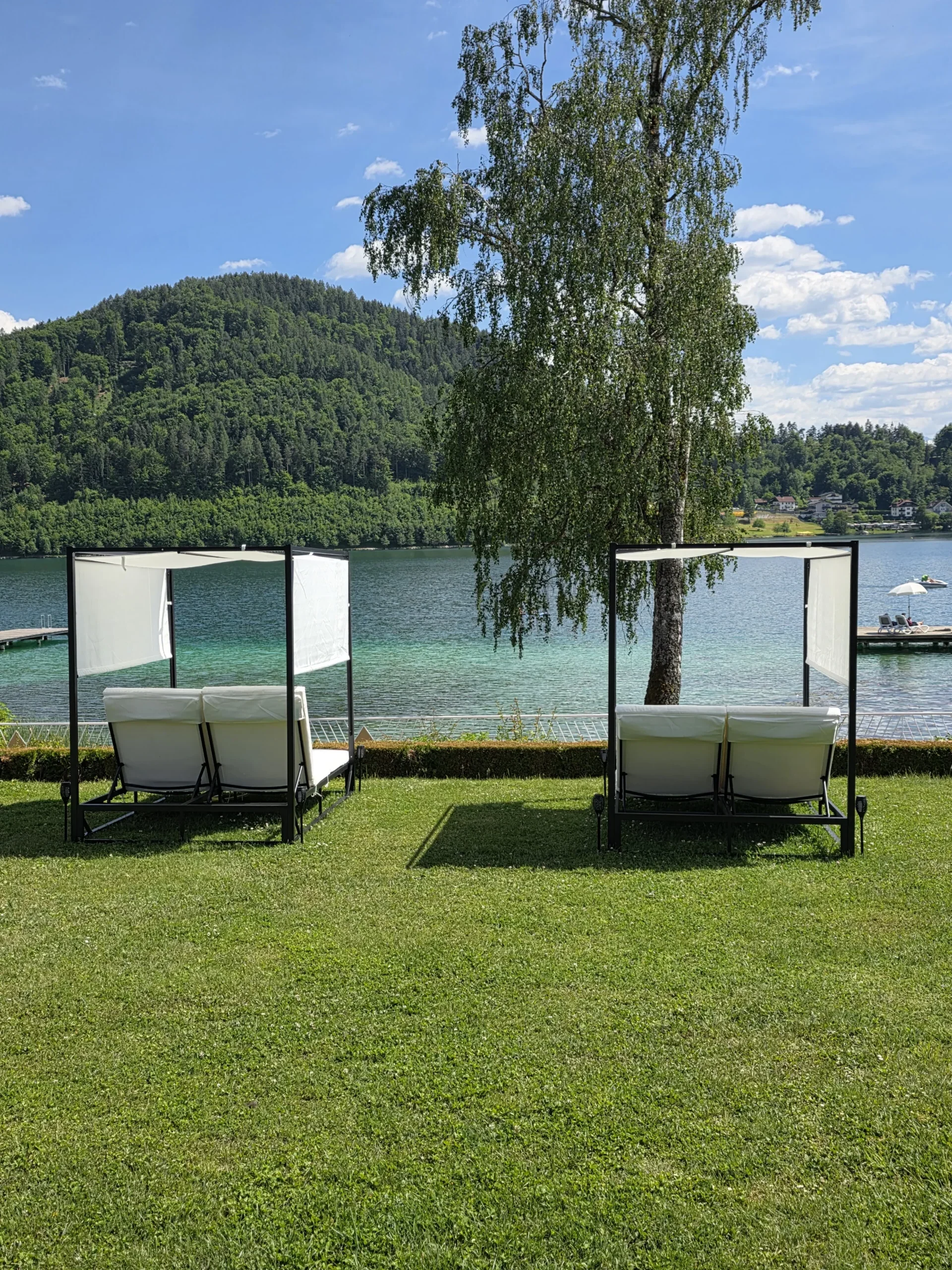 Exklusive Daybeds mit Sonnendach direkt am See