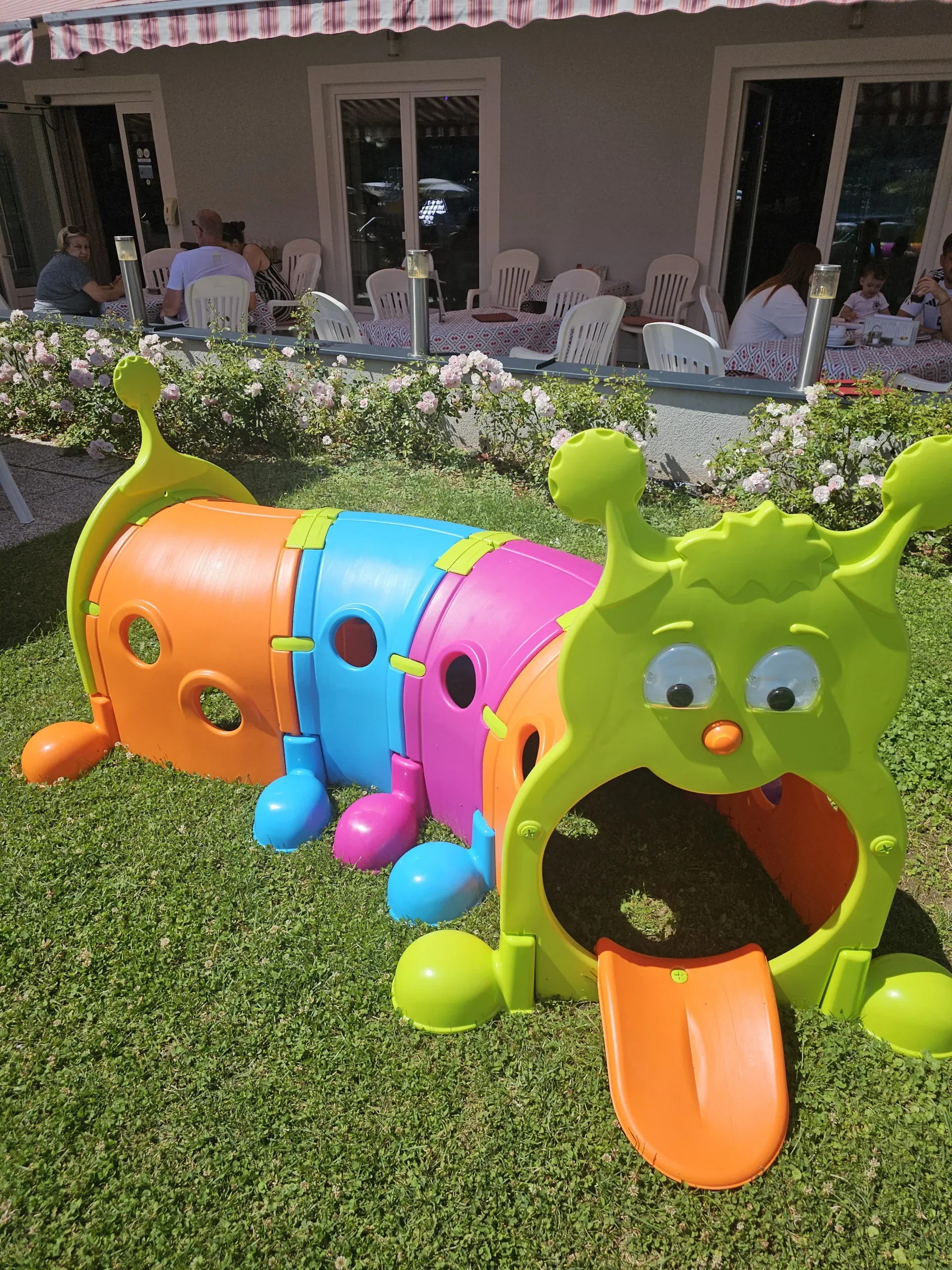 Kinderspielplatz mit Wurmkrabbeltunnel beim Familien-Strandhotel Orchidee direkt am Klopeiner See mit hauseigenem Badestrand