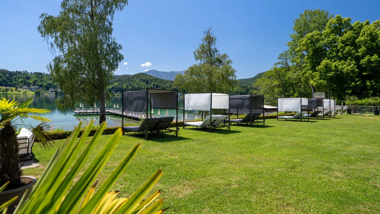Barrierefreies Familienstrandhotel Orchidee mit hauseigenem Badesteg mit Wasserlift und Liegewiese mit Kinderspielplatz