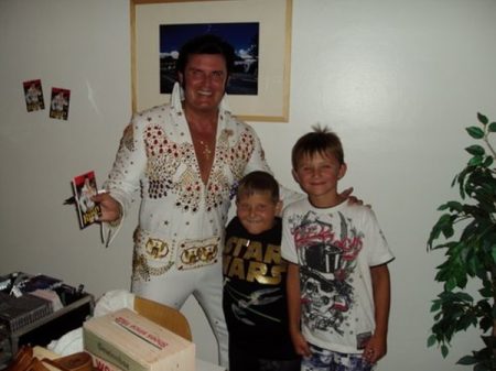 Elvis Sohn des Hauses Hardy rechts mit Neffe Timi