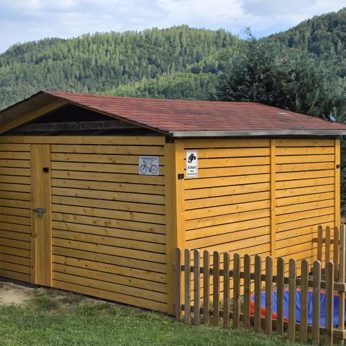 Fahrradhütte versperrbar mit Elektrolademöglichkeit im barrierefreien Strandhotel der Inklusion Orchidee direkt am Klopeiner See Südkärnten