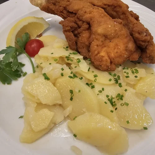 Backhendl mit Kartoffelsalat im öffentlichen Hotel-Cafe-Restaurant Orchidee am Klopeiner See Kärnten