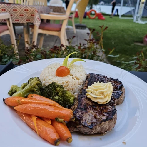 Beiried mit Gemüse und Reis im öffentlichen Hotel-Cafe-Restaurant Orchidee am Klopeiner See Kärnten