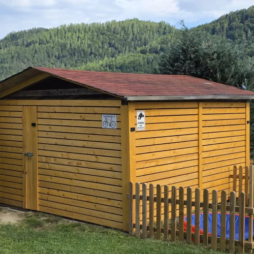 Fahrradhütte versperrbar mit Elektrolademöglichkeit im barrierefreien Strandhotel der Inklusion Orchidee direkt am Klopeiner See Südkärnten