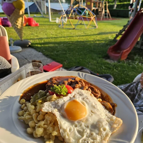 Gulasch mit Spätzle und Spiegelei im öffentlichen Hotel-Cafe-Restaurant Orchidee am Klopeiner See Kärnten