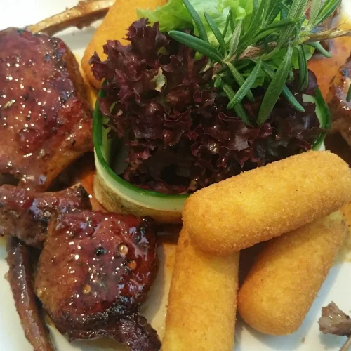 Lamm mit Kroketten Strandhotel Orchidee