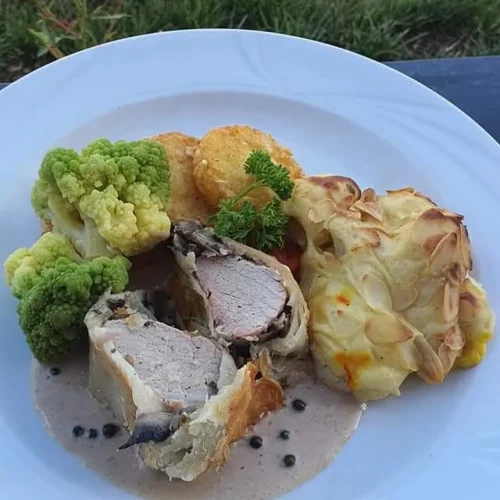 Schweinsfilet mit Brokkoli und Püree im öffentlichen Hotel-Cafe-Restaurant Orchidee am Klopeiner See Kärnten