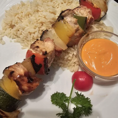 Spieß mit Reis im öffentlichen Hotel-Cafe-Restaurant Orchidee am Klopeiner See Kärnten